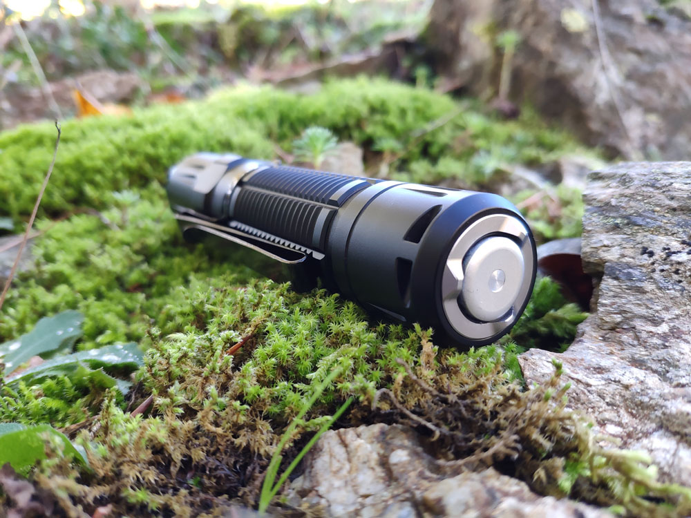 Review] - Olight M2R Pro Warrior - NW, 1800 lumen, TIR Lens, 21700 